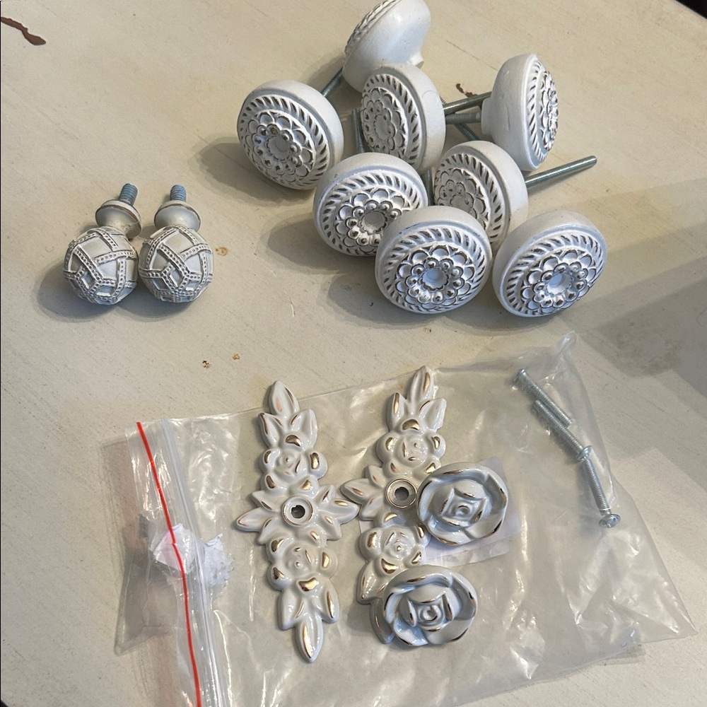 Bundle of drawer knobs